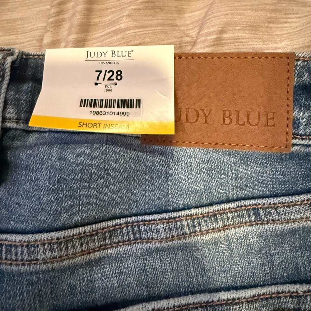 Judy Blue Light Wash Denim Jeans - Picture 3 of 7